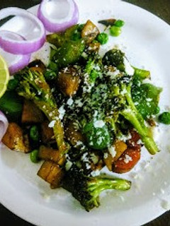 A picture of Vegetable bowl (broccoli, potatoes, carrot).