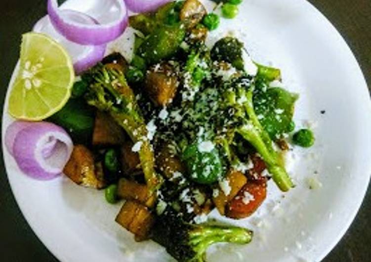 Vegetable bowl (broccoli, potatoes, carrot)