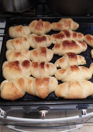 Una foto de Medialunas esponjosas y súper rápido 🥐🥐🥐