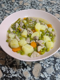 Una foto de Guiso de cerdo o ternera con guisantes