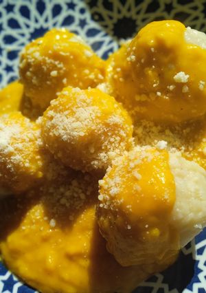 Una foto de Ñoquis rellenos de Jamón y Queso con crema de zapallo