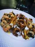 Camarones al ajillo con calamares rebozados y papas fritas