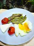 Œuf 🥚 mollet aux haricots verts/ tomate cerise et fromage