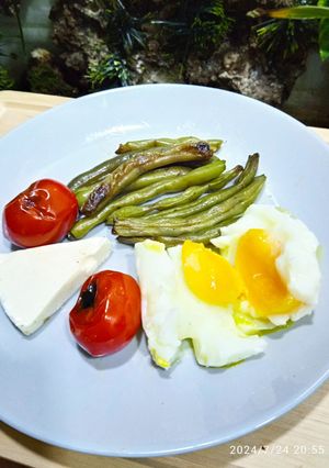 Une photo de Œuf 🥚 mollet aux haricots verts/ tomate cerise et fromage