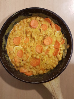 Una foto de Curry ligero de garbanzos y verduras