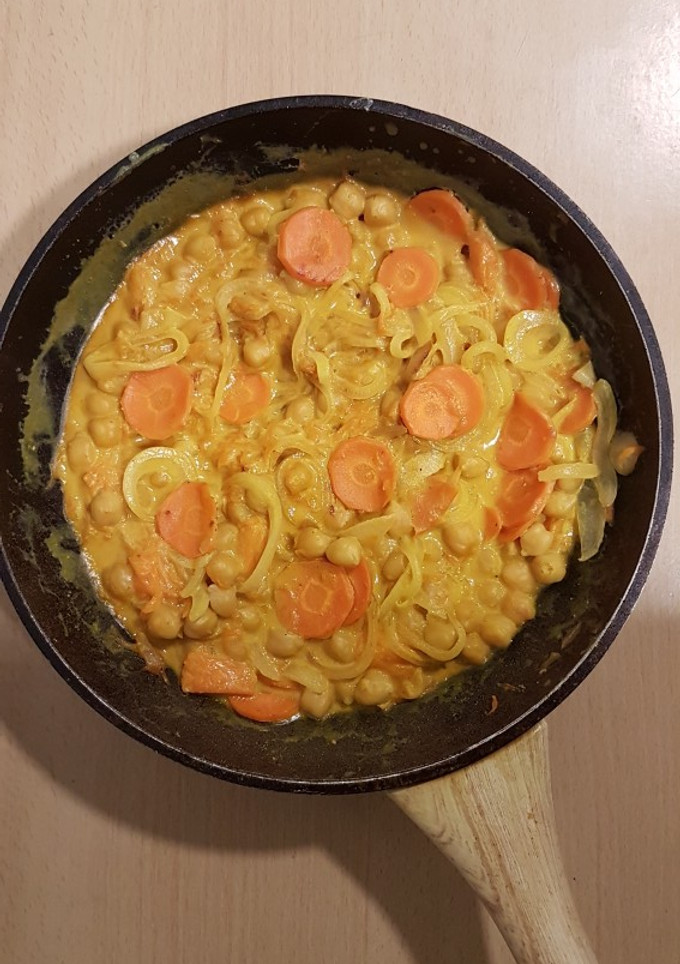 Una foto de Curry ligero de garbanzos y verduras
