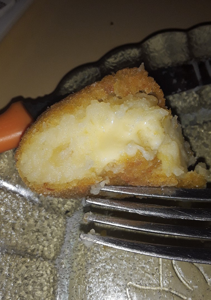 Una foto de Bombas de papa rellenas con queso!! 😝