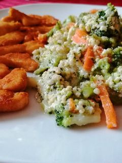 Brokkolis-sárgarépás köles fokhagymás joghurttal és 🐔-mellel recept fotója
