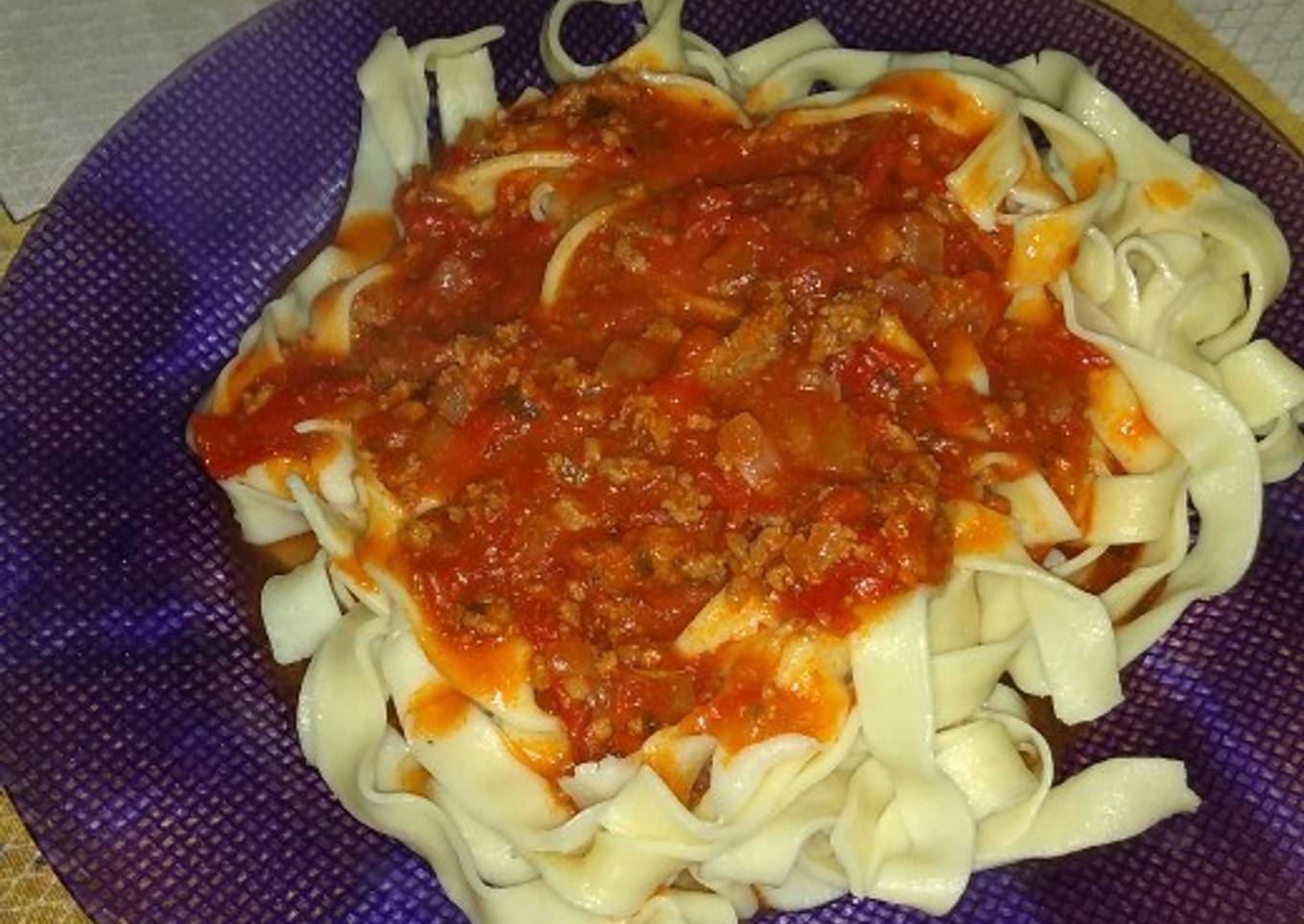 Fideos caseros al huevo con salsa Bolognesa