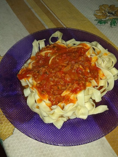 Una foto de Fideos caseros al huevo con salsa Bolognesa
