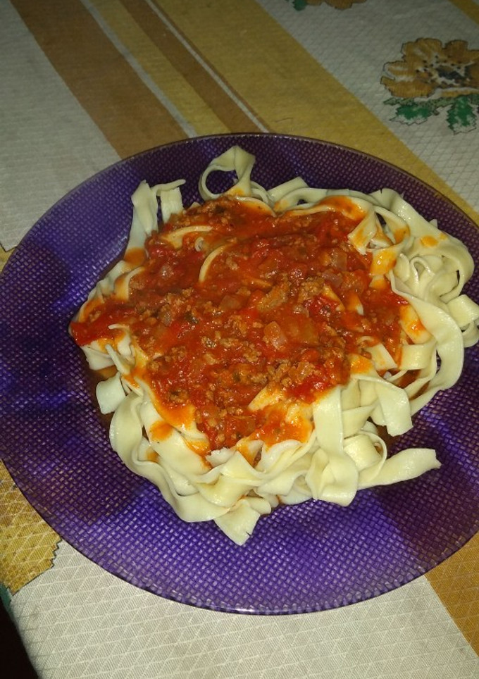 Una foto de Fideos caseros al huevo con salsa Bolognesa
