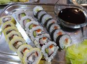 Una foto de aderezo para sushi