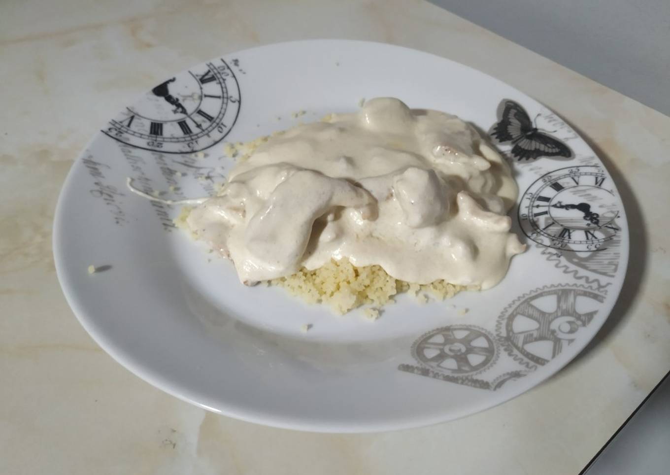 Pollo con salsa de queso y cuscús