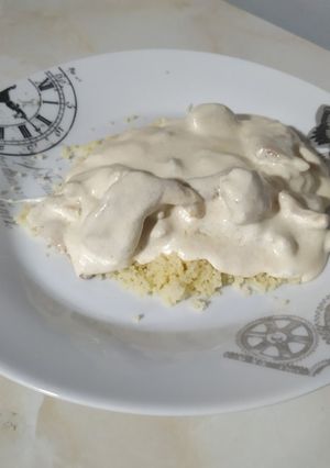 Una foto de Pollo con salsa de queso y cuscús