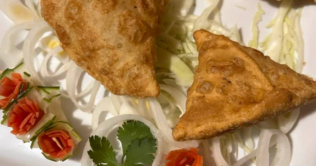 Aloo samosas Recipe by Sarvat Hanif - Cookpad