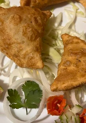 A picture of Aloo samosas.