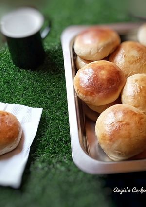 A picture of Dinner rolls.