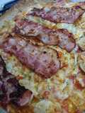 Pizza casera Brackwurt con bacon y sofrito con curry