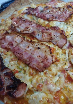 Foto principal de Pizza casera Brackwurt con bacon y sofrito con curry