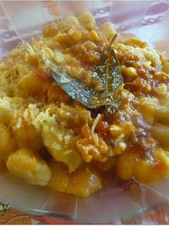 Una foto de Ñoquis caseros de pimentón con salsa de verduras