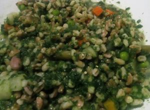 Foto di Zuppa di orzo e farro con vellutata di spinaci e molto altro..🍲