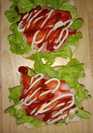 รูปของ แซนวิชโบโลน่าสลัด (Bologna and Salad Sandwich)