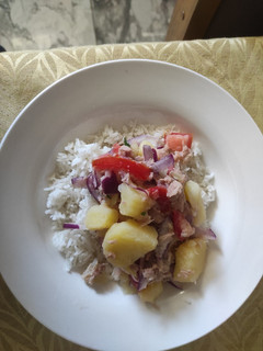 Una foto de Ensalada de atún con papa y arroz 😋