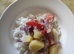 Una foto de Ensalada de atún con papa y arroz 😋