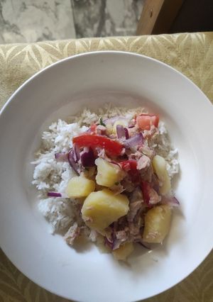 Una foto de Ensalada de atún con papa y arroz 😋