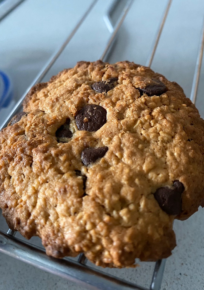 Una foto de Galletas de avena con chips de chocolate