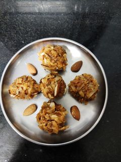 नारियल के लड्डू (Nariyal ke laddu recipe in Hindi) रेसिपी मुख्य फोटो