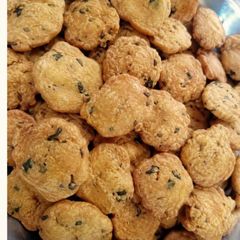 A picture of Methi Mathri.
