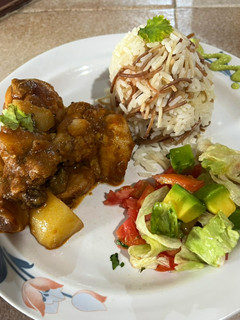 Una foto de Pollo con Papas un almuerzo ideal