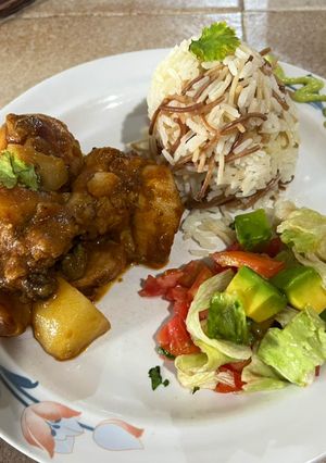 Una foto de Pollo con Papas un almuerzo ideal