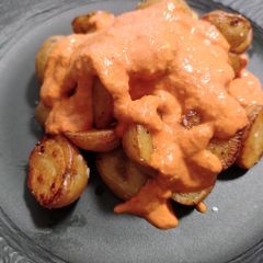 A picture of Patatas bravas.