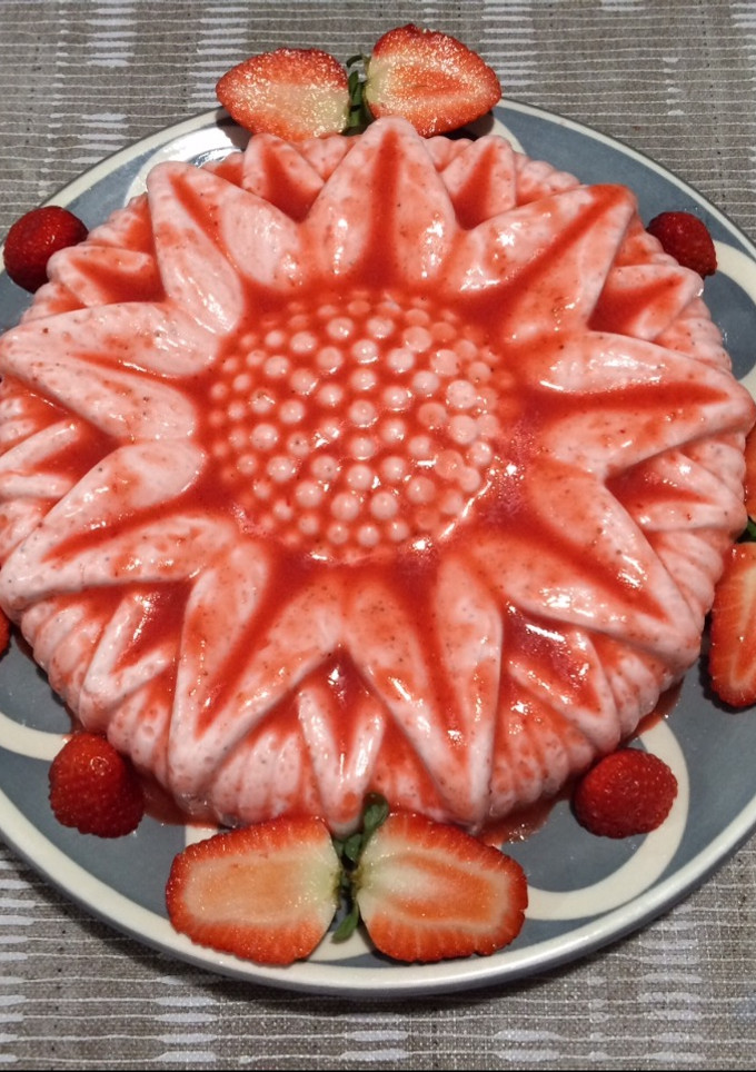 Una foto de Bavaroise de fresas con nata sin azúcar 🌺