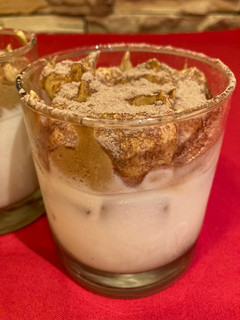 Una foto de Dalgona coffee con Baileys