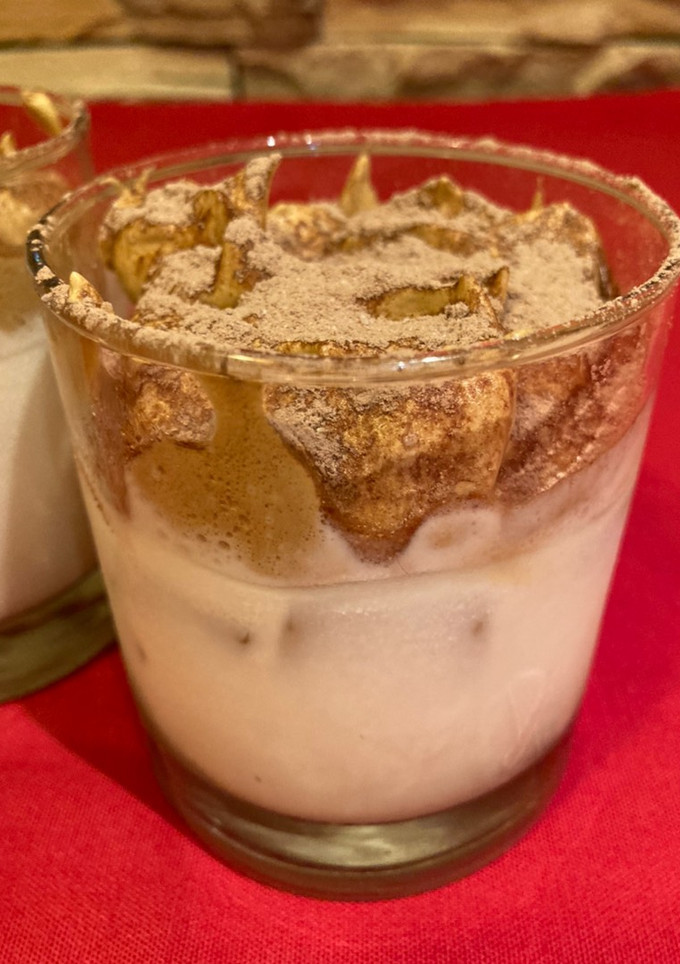 Una foto de Dalgona coffee con Baileys