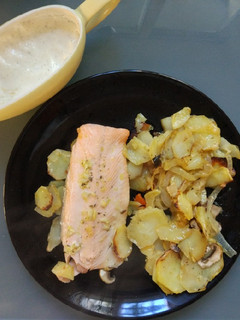Una foto de Trucha al horno con base de patatas y alioli