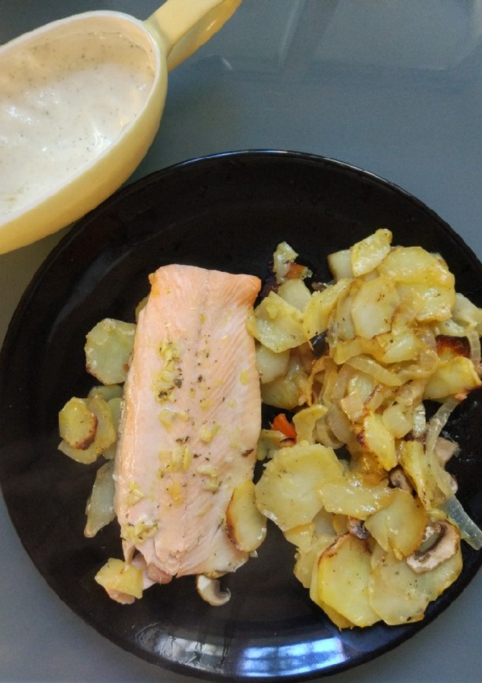 Una foto de Trucha al horno con base de patatas y alioli