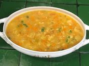 Una foto de caldo de habas con jitomate