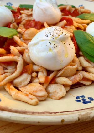 Foto di Orecchiette e maccheroncini al pomodoro fresco e burrata