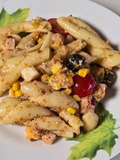 Una foto de Ensalada de pasta al pesto rojo