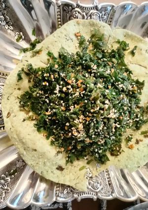 क्रैकलिंग स्पिनेच,। कुरकुरी पालक (Kurkuri palak recipe in Hindi) रेसिपी मुख्य फोटो