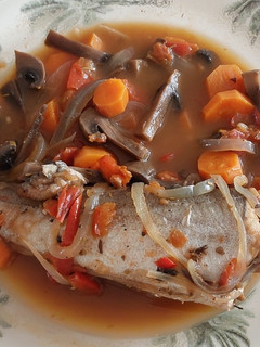 Una foto de Guiso de pescadilla y verduras