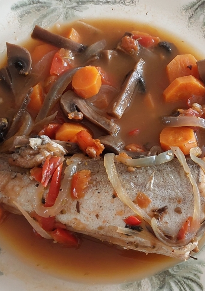 Una foto de Guiso de pescadilla y verduras