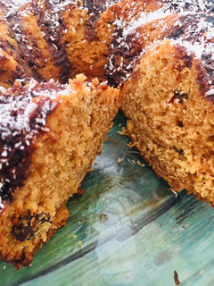 Una foto de BUDÍN DE DULCE DE LECHE 🍯CON PASAS 🍇