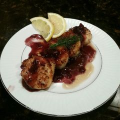 A picture of Brad's pan seared sea scallops with port wine sauce.