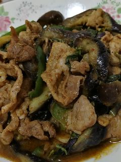 รูปของ ผัดพริกแกงมะเขือม่วงใบโหระพา🍆🍆