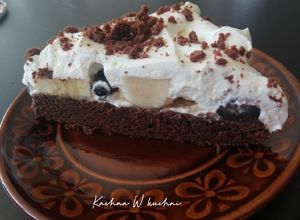 Zdjęcie przepisu Brownie z bananami borówkami i bitą śmietaną.